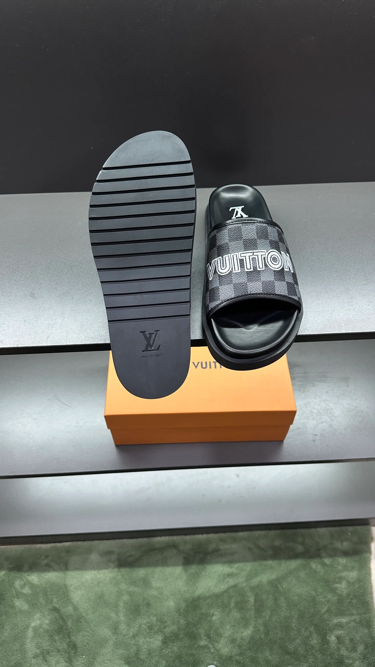 [L Home] P: 300💰Size: 38-45 Top purchasing lv men's summer slippers, classic presbyopia with soft real leather lining, unique color splicing effect, distinctive personality, fashionable and trendy essential style, light and comfortable. Lightweight and tough rubber insole, micro ridged foam outsole, super comfortable!